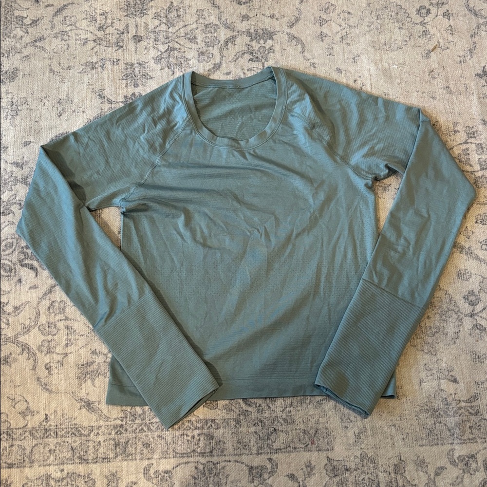 Lululemon Women’s Swiftly Tech Long Sleeve Waist Length Shirt sz 6 crater blue